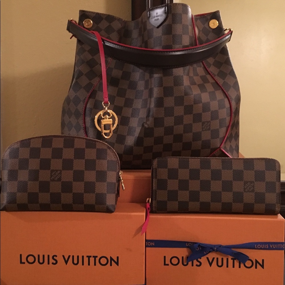 Authentic Louis Vuitton Purse/Wallet/Cosmetic Bag